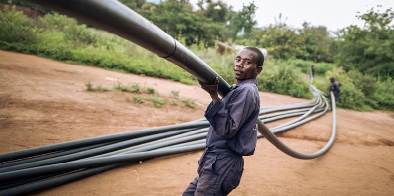Oxfam ha iniciado recientemente la construcción de un sistema de abastecimiento de agua por gravedad de 100 km de longitud. El sistema suministrará agua a algunas de las zonas más remotas de la República Democrática del Congo. Foto: Alexis Huguet/Oxfam Oxfam ha iniciado recientemente la construcción de un sistema de abastecimiento de agua por gravedad de 100 km de longitud. El sistema suministrará agua a algunas de las zonas más remotas de la República Democrática del Congo. Foto: Alexis Huguet/Oxfam