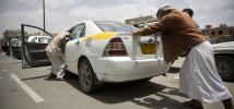 Yemeníes ayudan a empujar un coche en una estación de gasolina durante la escasez de combustible en Sanaa, Yemen. Foto: Abo Haitham