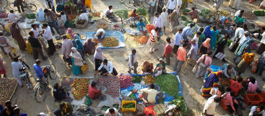 A vegetable market in the town of Bara Gaon, India. Credit: Tom Pietrasik/Oxfam