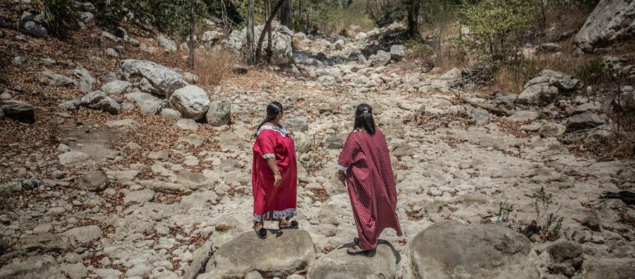 Janeth Pareja Ortiz with Angélica Ortiz, of the Ipuana clan, in the middle of the Aguas Blancas stream, Colombia. They are defenders of human, territorial and environmental rights. Photo: Pablo Tosco / Oxfam Janeth Pareja Ortiz with Angélica Ortiz, of the Ipuana clan, in the middle of the Aguas Blancas stream, Colombia. They are defenders of human, territorial and environmental rights. Photo: Pablo Tosco / Oxfam