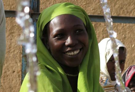 Depuis 2003, nous collaborons avec des partenaires soudanais et les communautés de déplacés pour répondre aux besoins les plus pressants, tels que l’accès à l’eau potable, l’assainissement, la nutrition et la protection, tout en contribuant à des solution